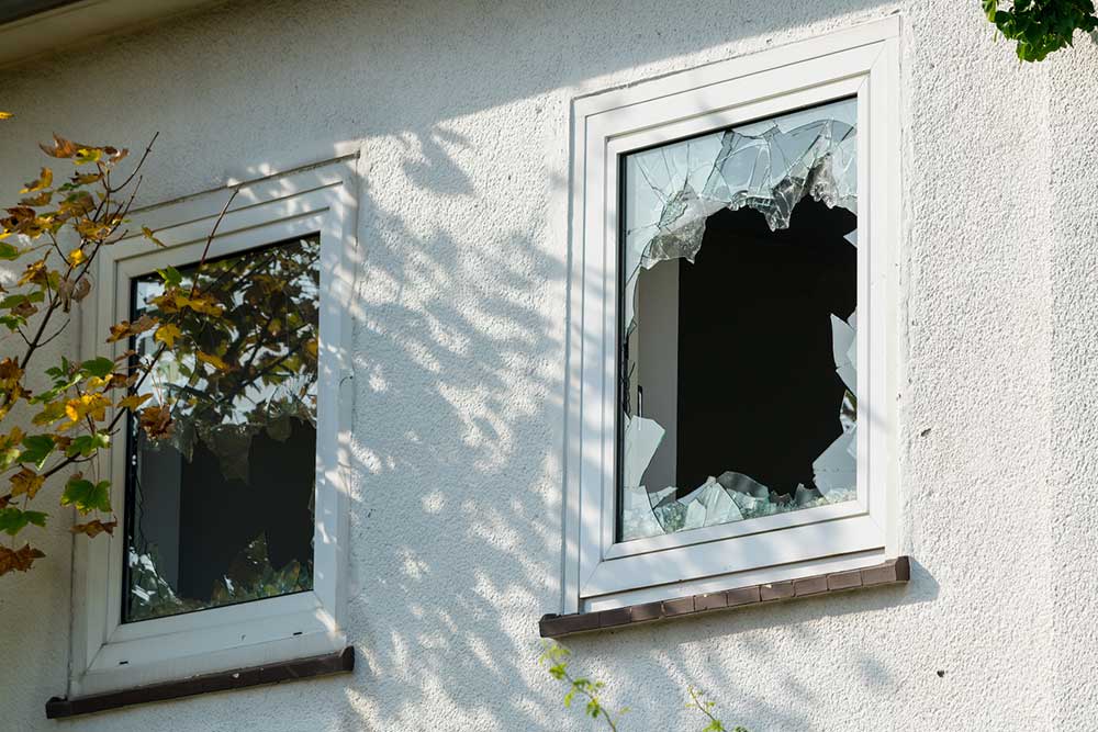 vitre brisée sur un site vacant