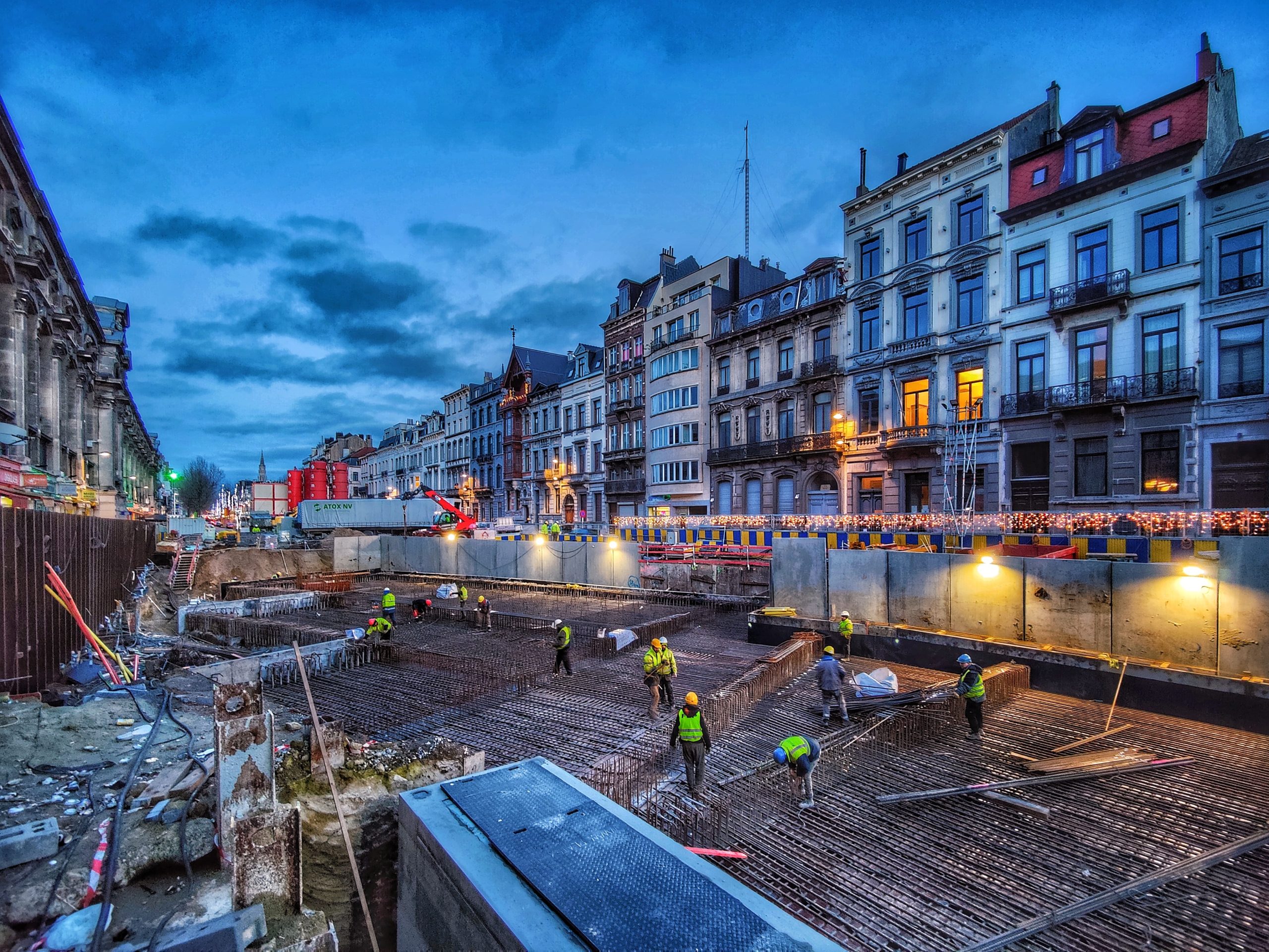 chantier en construction dans le centre ville de nuit